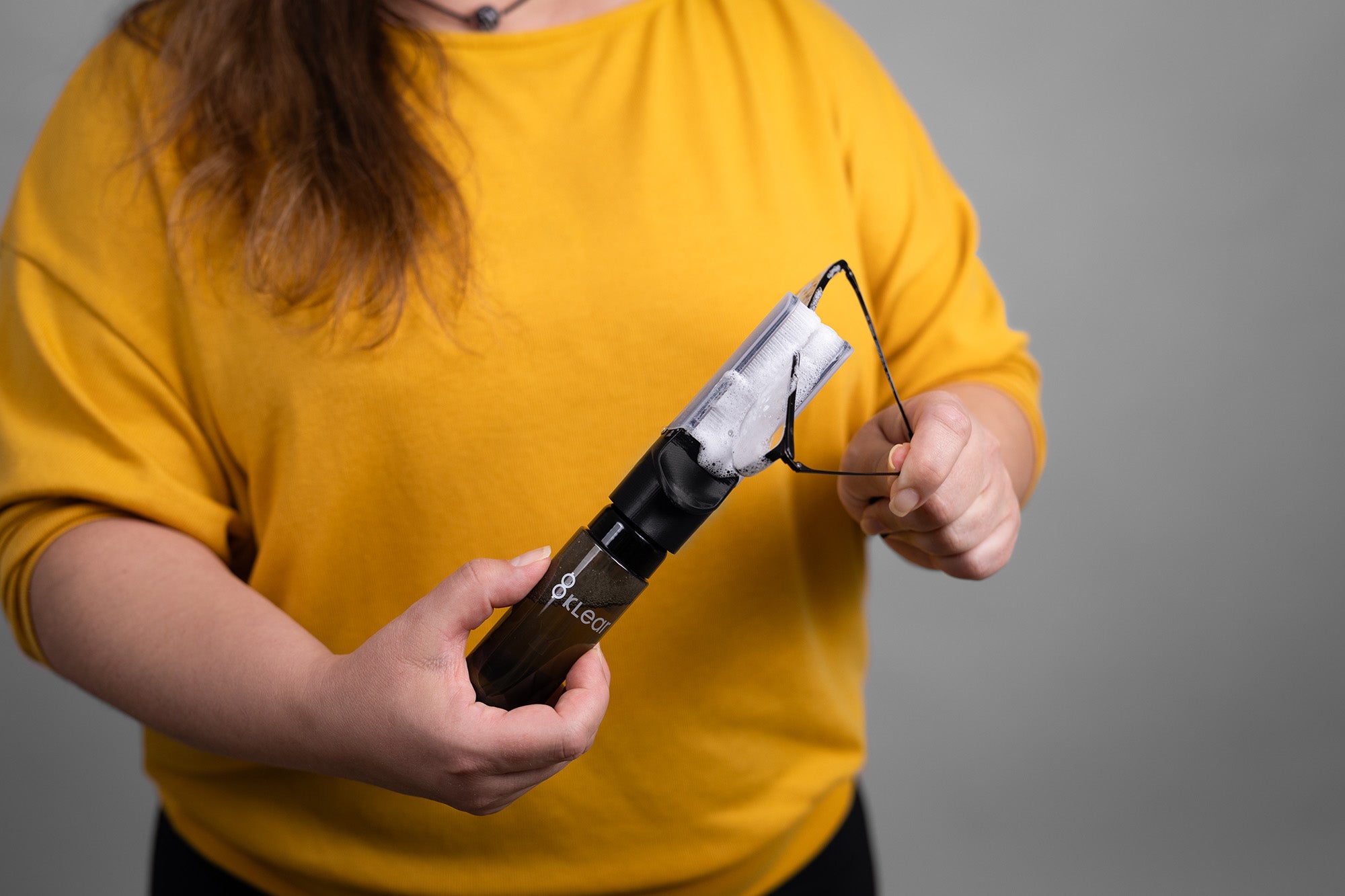 Der Schaum löst Fett und Schmutz, die weichen Silikonborsten nehmen alles mit, auch an Rändern und Nasenpads.