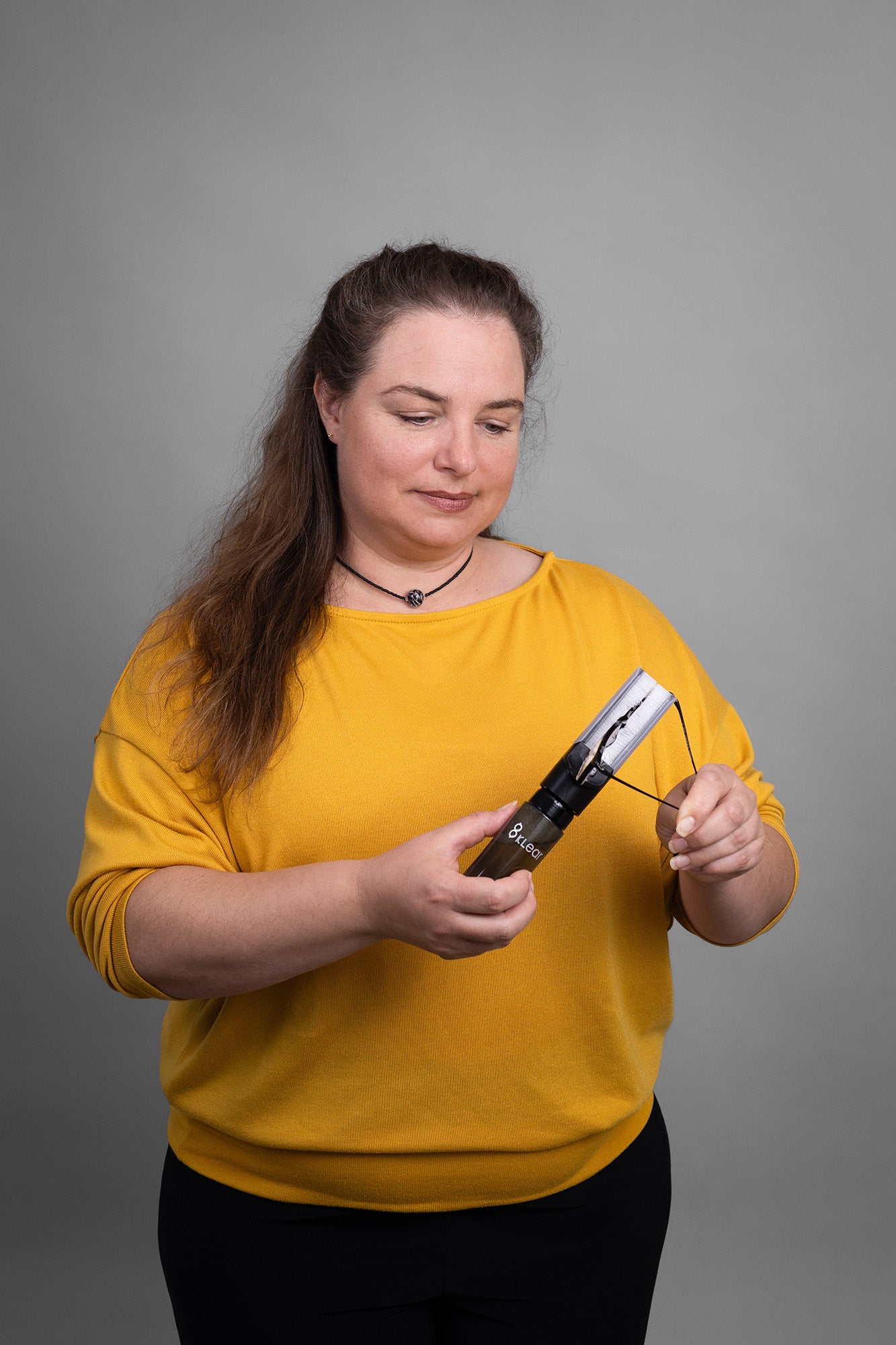 Mitgründerin Diana Rieger reinigt eine Brille mit dem Brillenreiniger von 8klear. Die Anwendung erfolgt am Waschbecken: waschen statt wischen.