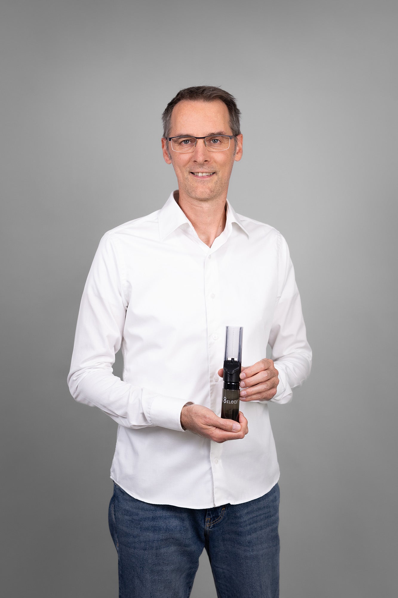 Mitgründer und Erfinder Stefan Laibold mit dem Brillenreiniger von 8klear.